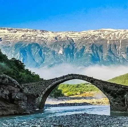 Nora's Fshat i Ri (Gjirokaster)